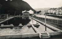 Plaváreň pod Urpínom a domy Štadlerovho nábrežia na druhom brehu Hrona, Banská Bystrica (1930)