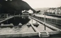 Plaváreň pod Urpínom a domy Štadlerovho nábrežia na druhom brehu Hrona, Banská Bystrica (1930)