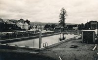 Plaváreň pod Urpínom a domy Štadlerovho nábrežia na druhom brehu Hrona, Banská Bystrica (1930)