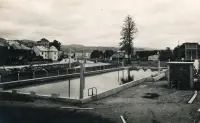 Plaváreň pod Urpínom a domy Štadlerovho nábrežia na druhom brehu Hrona, Banská Bystrica (1930)
