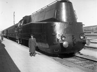 Stanica a parná lokomotíva MÁV 242 s aerodynamickým krytom, Košice (1939)