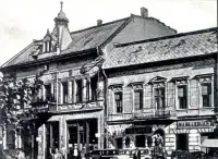Hlavná ulica s obchodom Marka Lieblicha, Michalovce (1936)