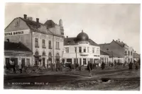 Hlavná ulica s bankovým rohom, Michalovce (1931)