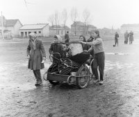 Deti zbierajúce železo na rohu Vajanského a Trhovej ulice, Fiľakovo (1959)