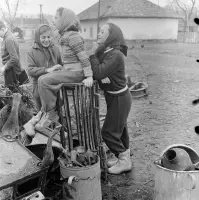 Deti zbierajúce železo na rohu Vajanského a Trhovej ulice, Fiľakovo (1959)