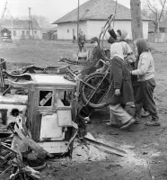 Deti pri zbere železa na rohu Vajanského a Trhovej ulice, Fiľakovo (1959)