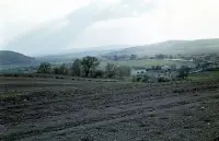 Pohľad na údolie Ipľa, v popredí kaplnka pri Tureckom moste, Poltár (1960)