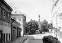 Vajanského ulica s radnicou a reformovaným kostolom, Lučenec (1939)