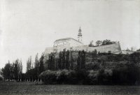 Hradný vrch s hradom a palácom biskupa Bendeho, Nitra (1900)