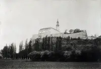 Hradný vrch s hradom a palácom biskupa Bendeho, Nitra (1900)