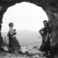 Hrad Šomoška a v pozadí Šalgov hrad, Šiatorská Bukovinka (1937)