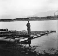 Váh s pltou a továrňou, Žilina (1926)