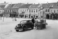 Hlavné námestie s čerpacou stanicou, Rimavská Sobota (1939)