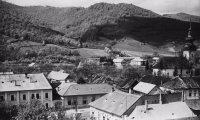 Pohľad z veže katolíckeho kostola, vpravo evanjelický kostol, Revúca (1935)