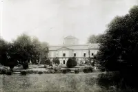 Kaštieľ grófa Lajosa Károlyiho, čelný pohľad, Palárikovo (1900)