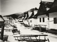 Ulica s domami a vozom, Vernár (1933)