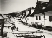 Ulica s domami a vozom, Vernár (1933)