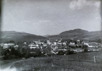 Pohľad na mesto s mostom cez Hron a mestskou vežou, Brezno (1929)