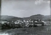 Pohľad na mesto s mostom cez Hron a mestskou vežou, Brezno (1929)