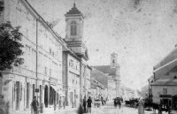 Ulica s nemocničným kostolom a kostolom alžbetínok, Karlova Ves, Bratislava (1909)
