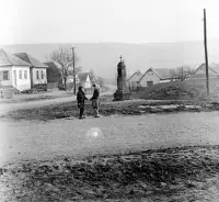 Centrum obce pri katolíckom kostole, Veľké Dravce (1959)