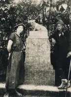 Park pri mauzóleu Andrássyovcov so sochou psa, Krásnohorské Podhradie (1933)