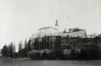 Hradný vrch s hradom a palácom biskupa Bendeho, Nitra (1900)