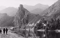 Breh Váhu a hrad v pozadí, Nezbudská Lúčka (1939)