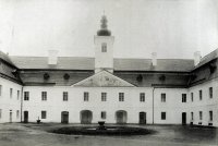 Nádvorie kaštieľa Filipa Coburga s kaplnkou, Svätý Anton (1900)