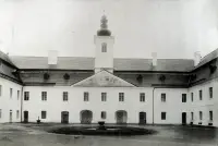 Nádvorie kaštieľa Filipa Coburga s kaplnkou, Svätý Anton (1900)
