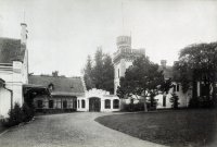 Nádvorie kaštieľa grófa Sándora Andrássyho, Veľaty (1900)