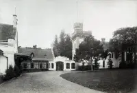 Nádvorie kaštieľa grófa Sándora Andrássyho, Veľaty (1900)