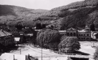 Pohľad z veže katolíckeho kostola, v strede radnica, Revúca (1935)