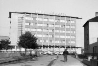 Hotel Jánošík od Jilemnického ulice, Liptovský Mikuláš (1966)