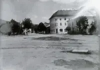 Námestie M. R. Štefánika s morovým stĺpom, Brezno (1929)