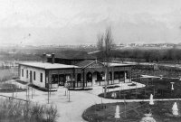 Park Dávida Huszta s kaviarňou, v pozadí Vysoké Tatry, Kežmarok (1900)