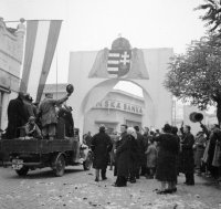 Štefánikova ulica smerom k Tureckej ulici, príchod maďarských vojsk 1938, Nové Zámky (1938)