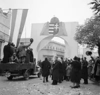 Štefánikova ulica smerom k Tureckej ulici, príchod maďarských vojsk 1938, Nové Zámky (1938)