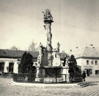 Hlavné námestie, súsošie Najsvätejšej Trojice, Nové Zámky (1941)