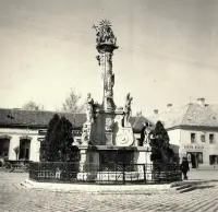 Hlavné námestie, súsošie Najsvätejšej Trojice, Nové Zámky (1941)