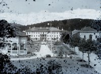 Kúpeľný hotel Deák so sochou kráľovnej Alžbety, Bardejov (1912)
