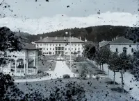 Kúpeľný hotel Deák so sochou kráľovnej Alžbety, Bardejov (1912)