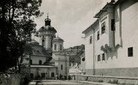 Akademická ulica a kostol Nanebovzatia Panny Márie, Banská Štiavnica (1930)