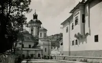 Akademická ulica a kostol Nanebovzatia Panny Márie, Banská Štiavnica (1930)
