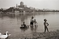 Breh Dunaja, na druhej strane Ostrihom s bazilikou, Štúrovo (1944)