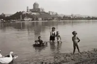 Breh Dunaja, na druhej strane Ostrihom s bazilikou, Štúrovo (1944)
