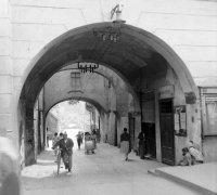 Hlavná ulica, priechod bývalej radnice, Prešov (1956)
