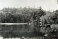 Park s jazerom a kaštieľ Wenckheimovcov, Halič (1900)