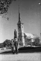 Hlavné námestie, pomník Antona Bernoláka pred kostolom Povýšenia sv. Kríža, Nové Zámky (1954)