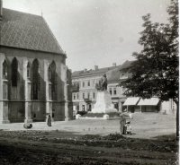 Hlavná ulica, kaplnka sv. Michala a pomník honvédov, Košice (1910)